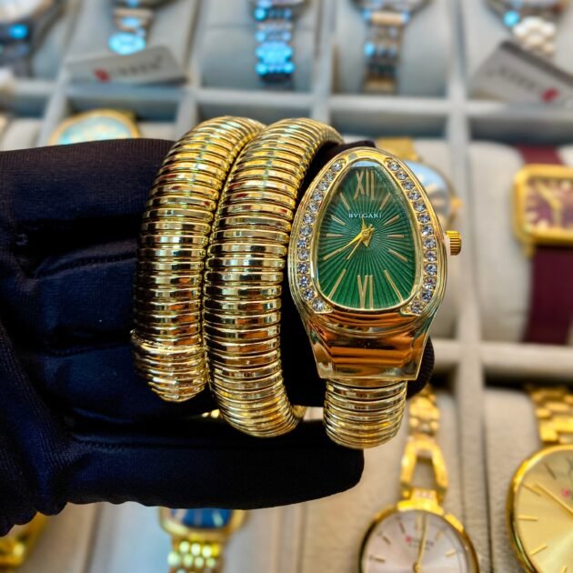 ساعة نسائية B.Vlgari ثعبان ذهبية بخلفية خضراء