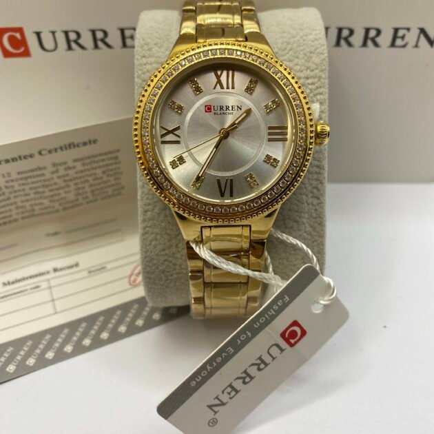 ساعة نسائية Curren 9004 ذهبية بخلفية بيضاء