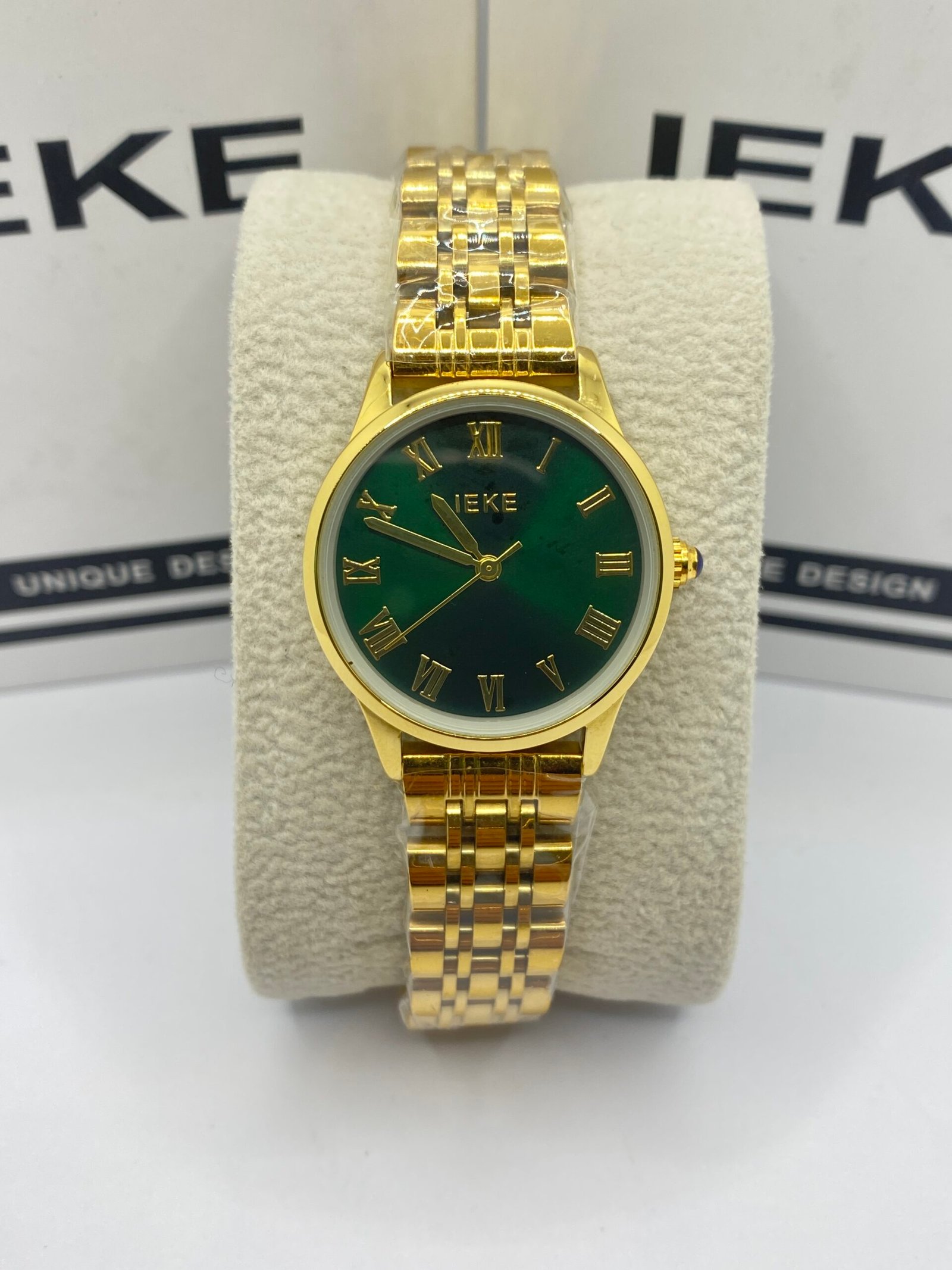 ساعة نسائية IEKE 88131 براصلي ذهبي خلفية خضراء