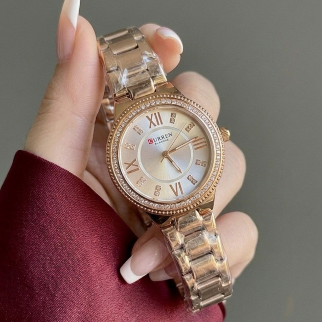 Curren 9004 نحاسية بخلفية بيضاء