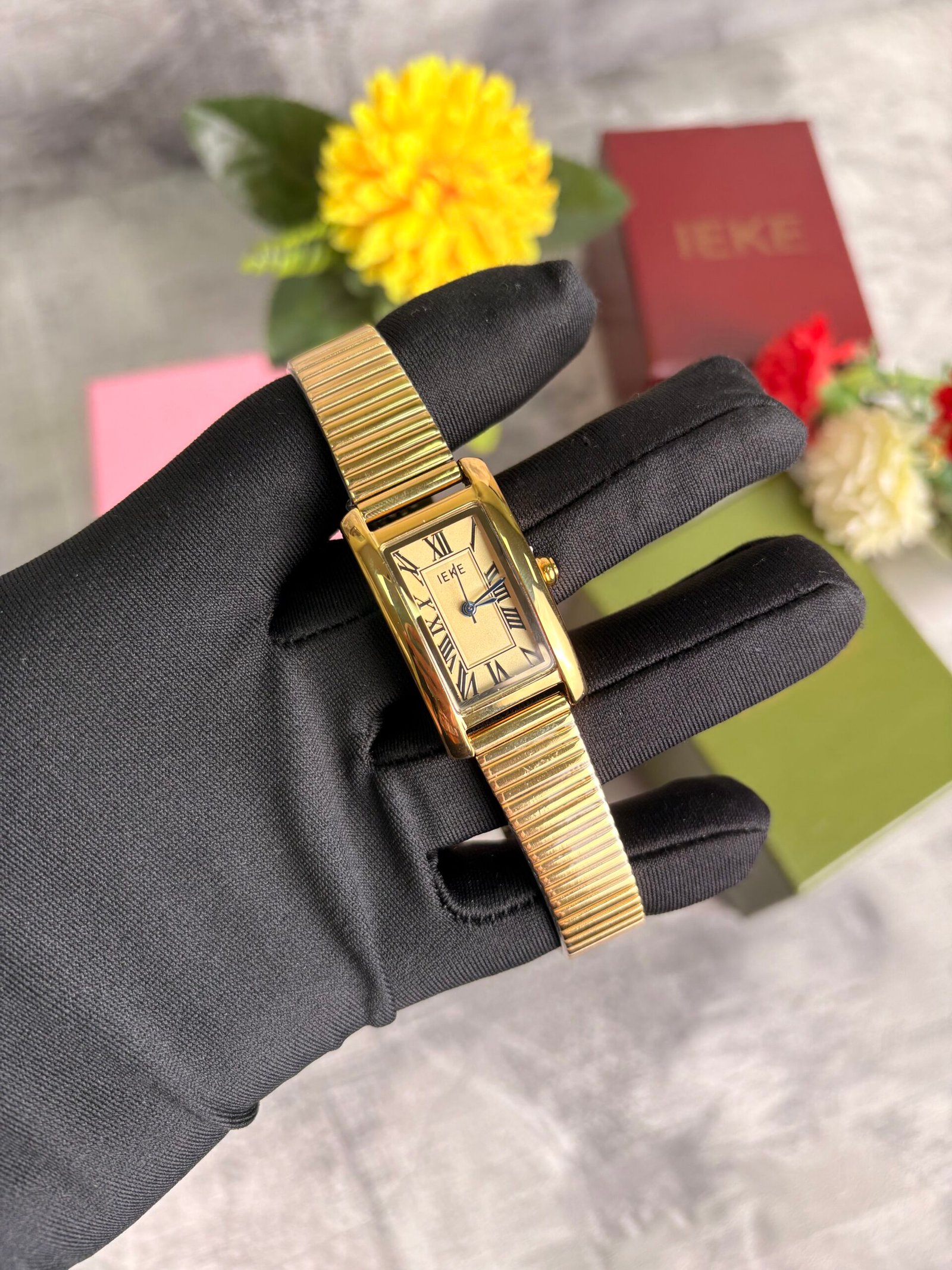 ساعة نسائية IEKE 88380 براصلي ذهبي بخلفية ذهبية