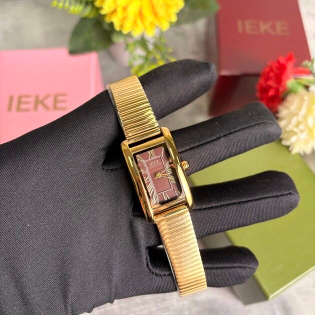 ساعة نسائية IEKE 88380 براصلي ذهبي بخلفية برغندي