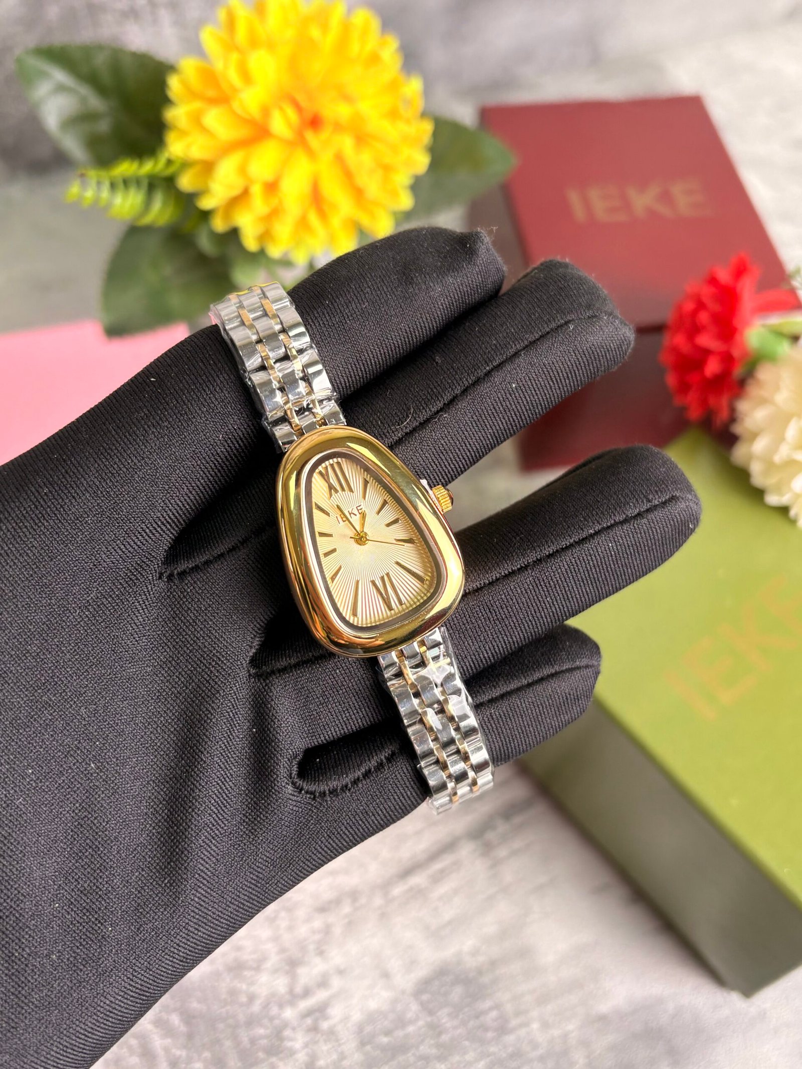 ساعة نسائية IEKE 88241 براصلي فضي ذهبي بخلفية ذهبية