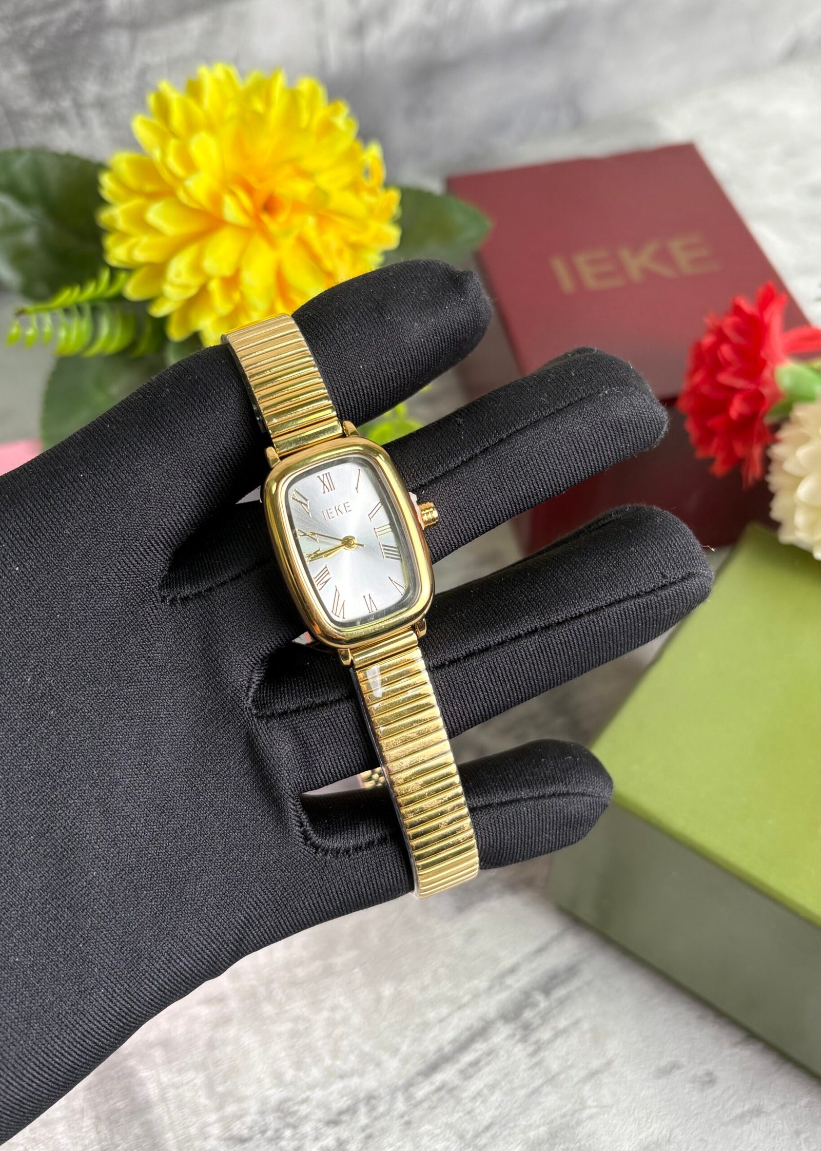 ساعة نسائية IEKE 88298 براصلي ذهبي بخلفية بيضاء