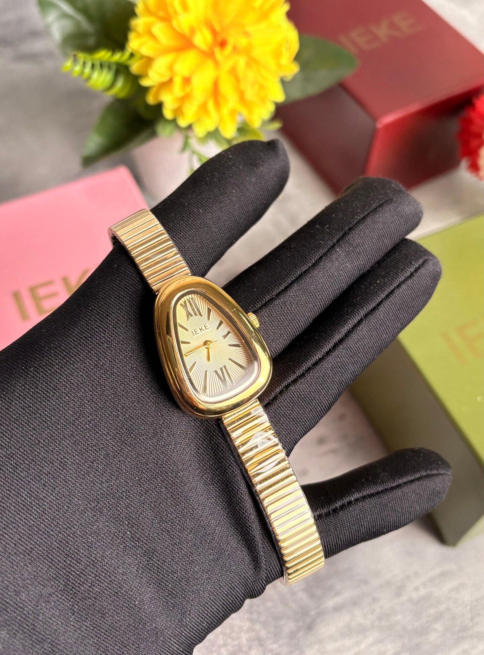 ساعة نسائية IEKE 88241 ذهبية بخلفية ذهبية