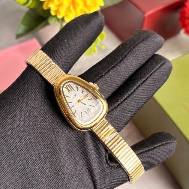 ساعة نسائية IEKE 88241 ذهبية بخلفية بيضاء