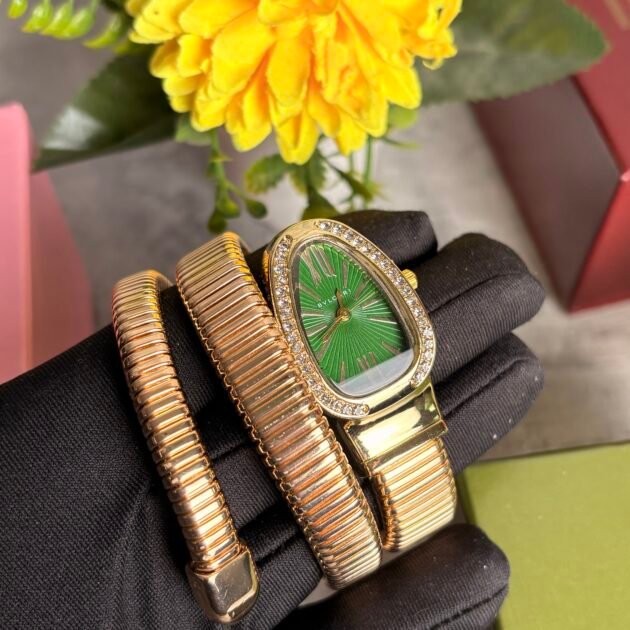 ساعة نسائية B.vlgari ثعبان ذهبية بخلفية خضراء