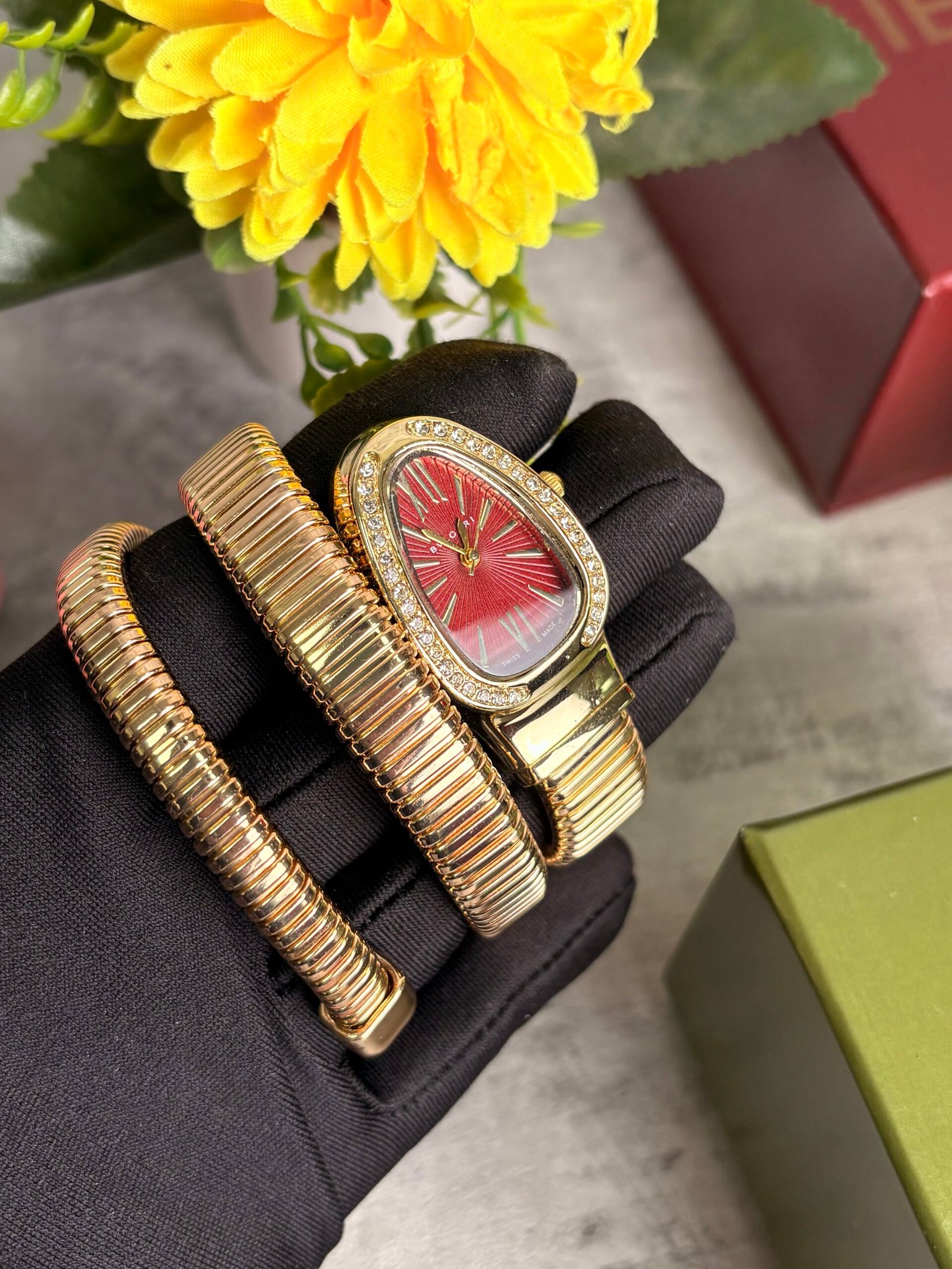 ساعة نسائية B.Vlgari ثعبان ذهبية بخلفية برغندي