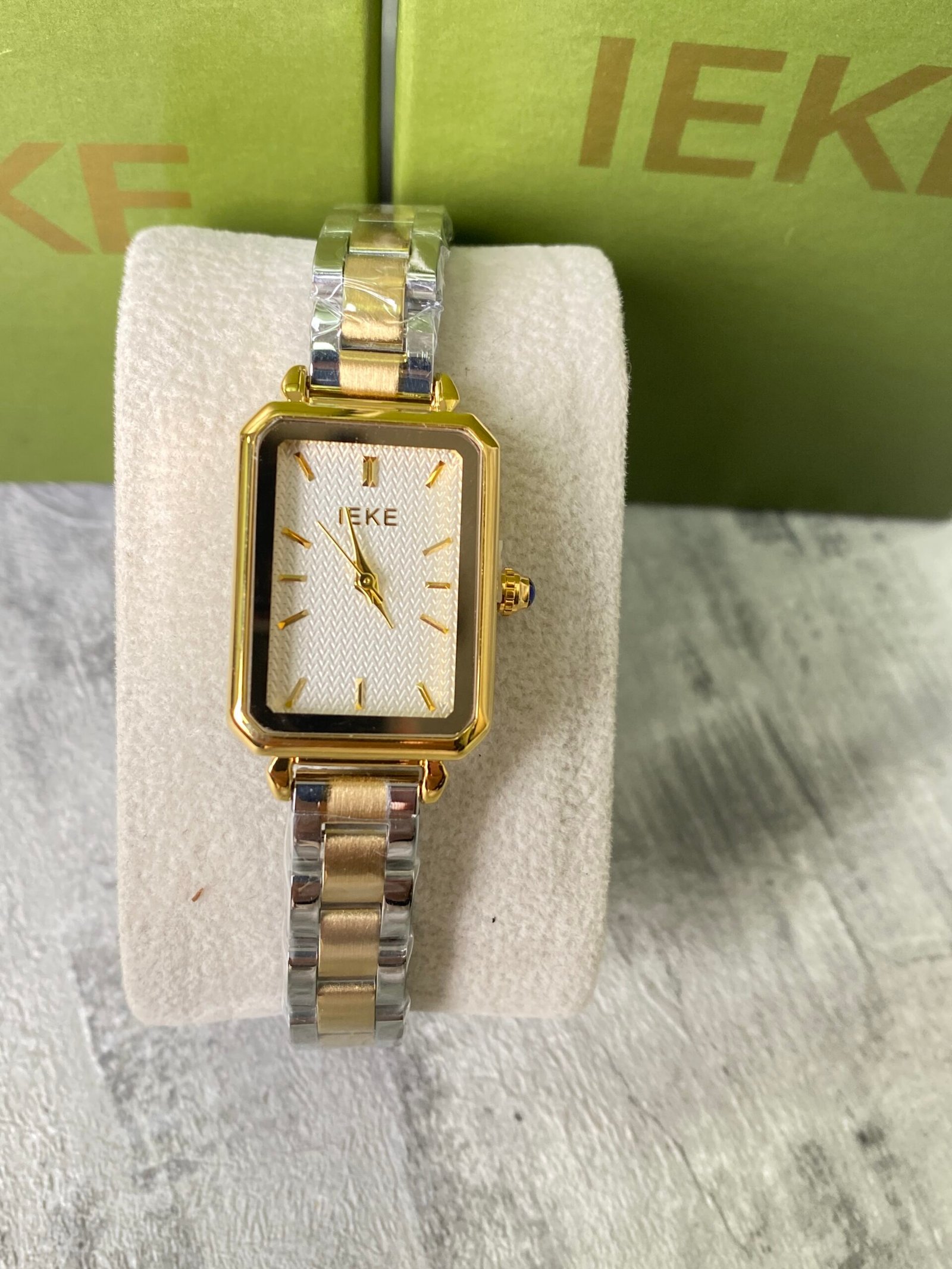ساعة نسائية IEKE 708 براصلي ذهبي فضي بخلفية بيضاء - الصورة 5