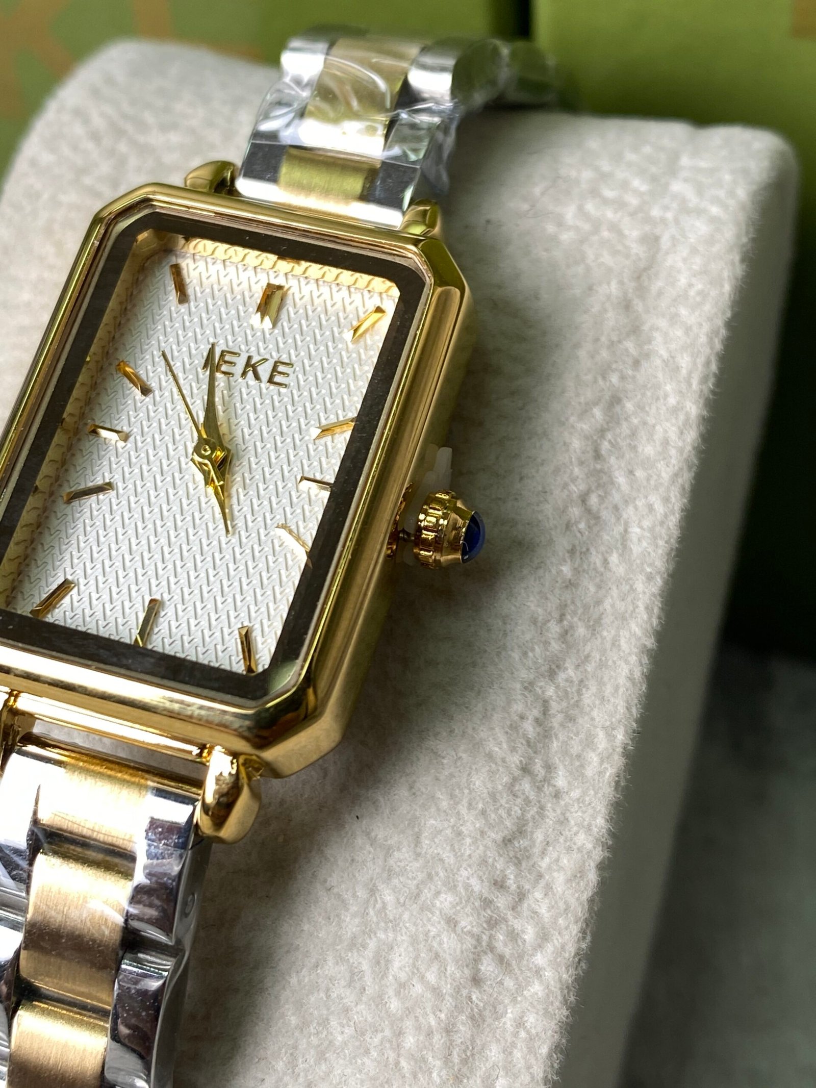 ساعة نسائية IEKE 708 براصلي ذهبي فضي بخلفية بيضاء