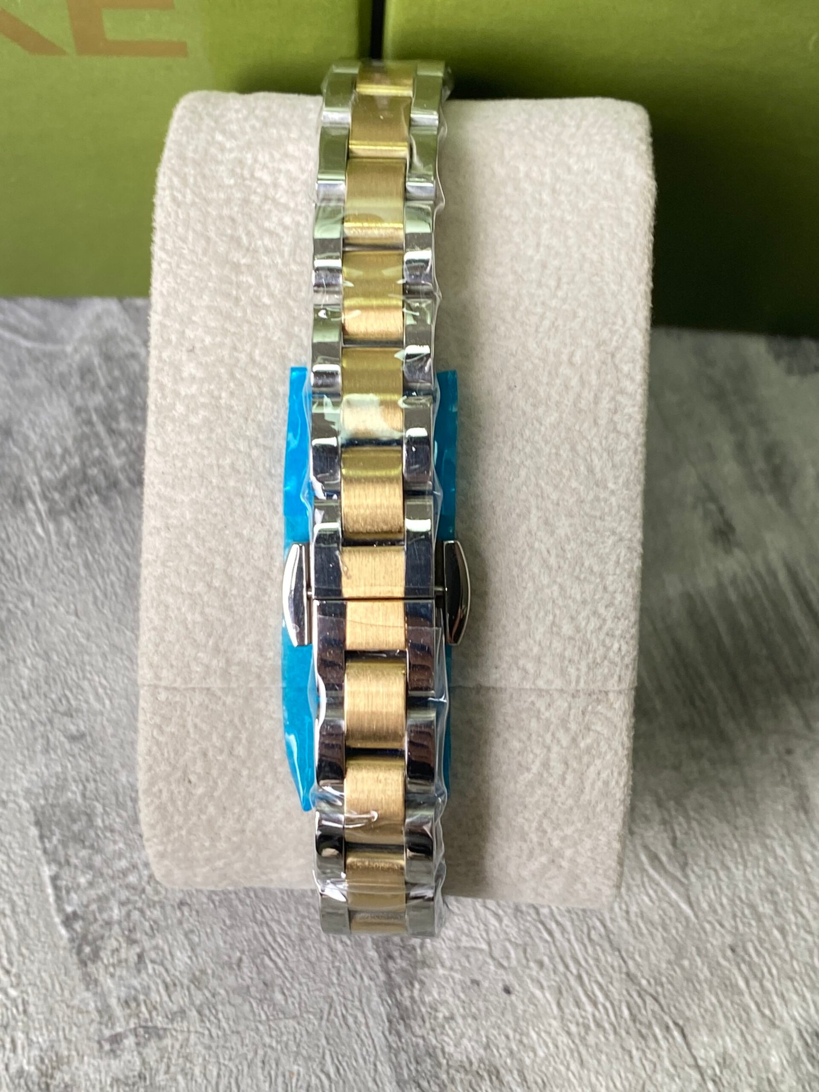 ساعة نسائية IEKE 708 براصلي ذهبي فضي بخلفية بيضاء - الصورة 3