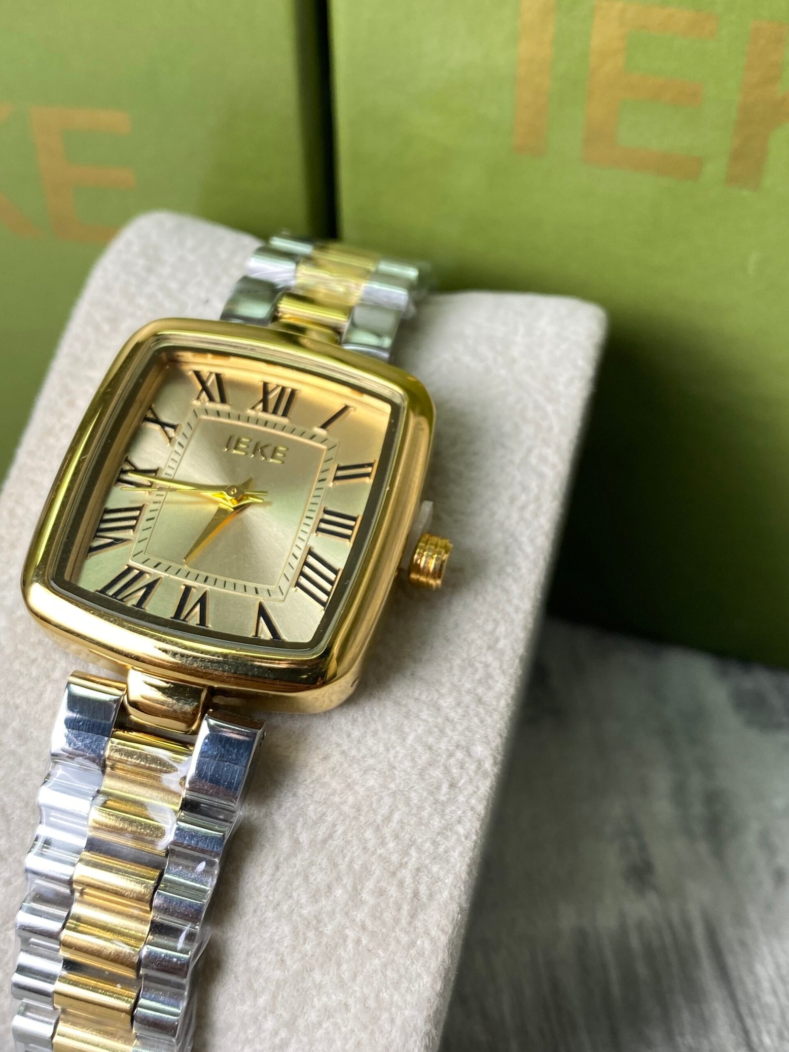 ساعة نسائية IEKE 88253 براصلي ذهبي فضي بخلفية ذهبية