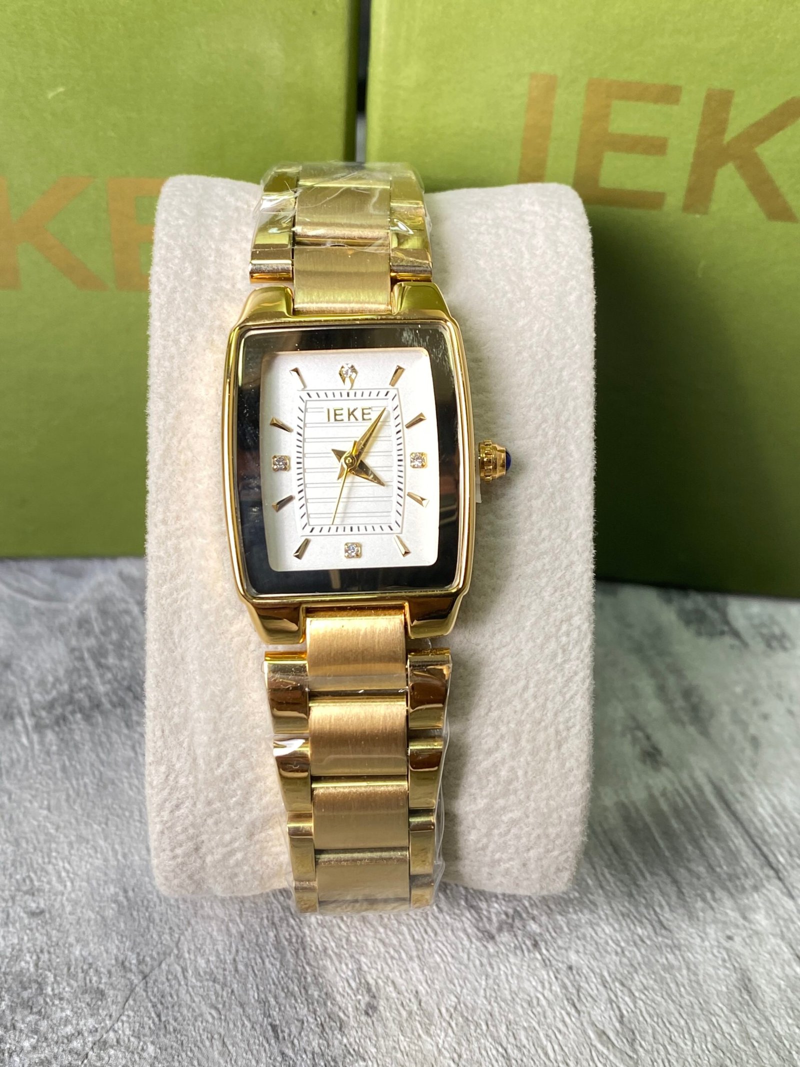 ساعة نسائية IEKE 715 براصلي ذهبي بخلفية بيضاء