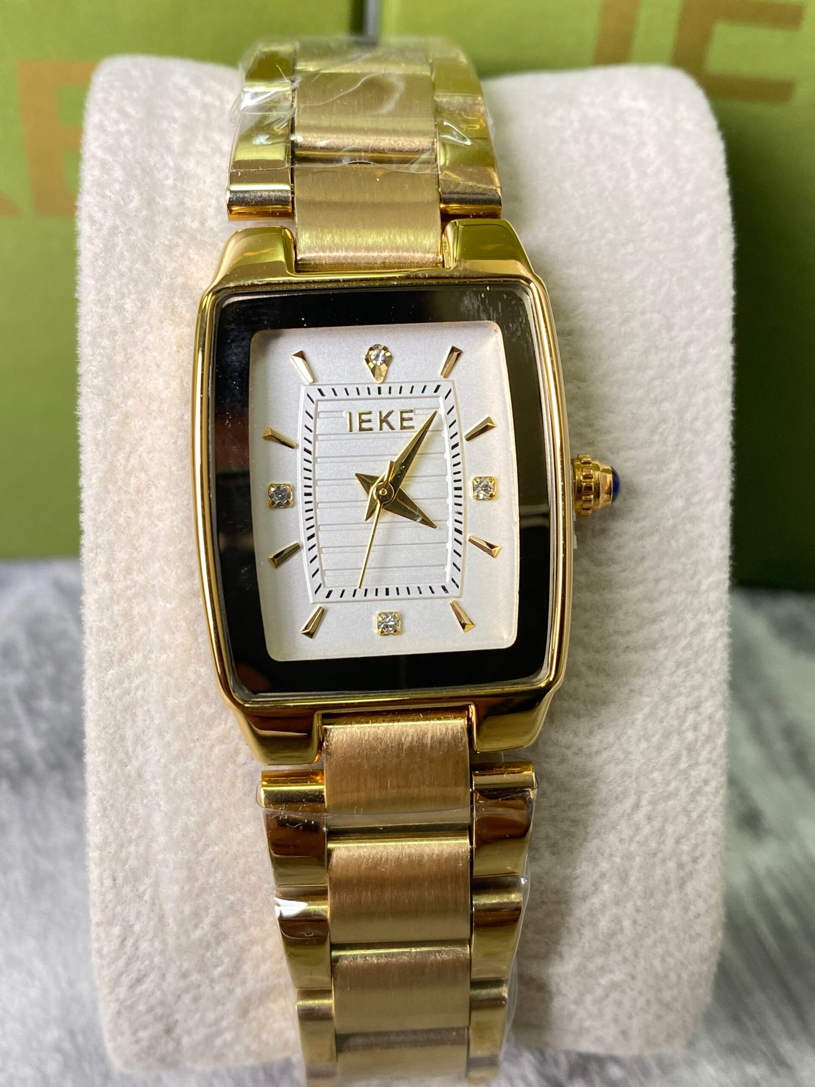 ساعة نسائية IEKE 715 براصلي ذهبي بخلفية بيضاء - الصورة 2