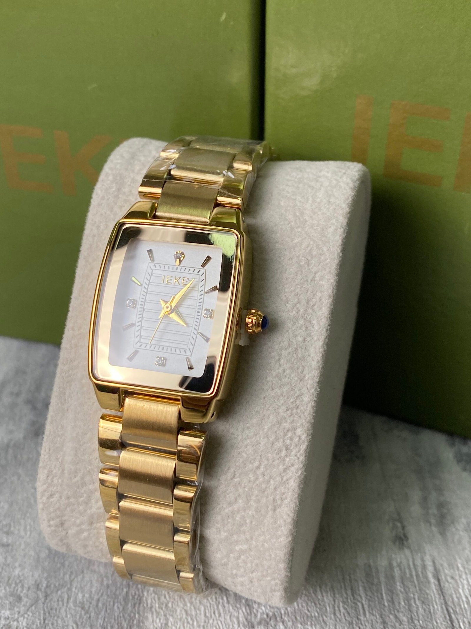 ساعة نسائية IEKE 715 براصلي ذهبي بخلفية بيضاء - الصورة 3