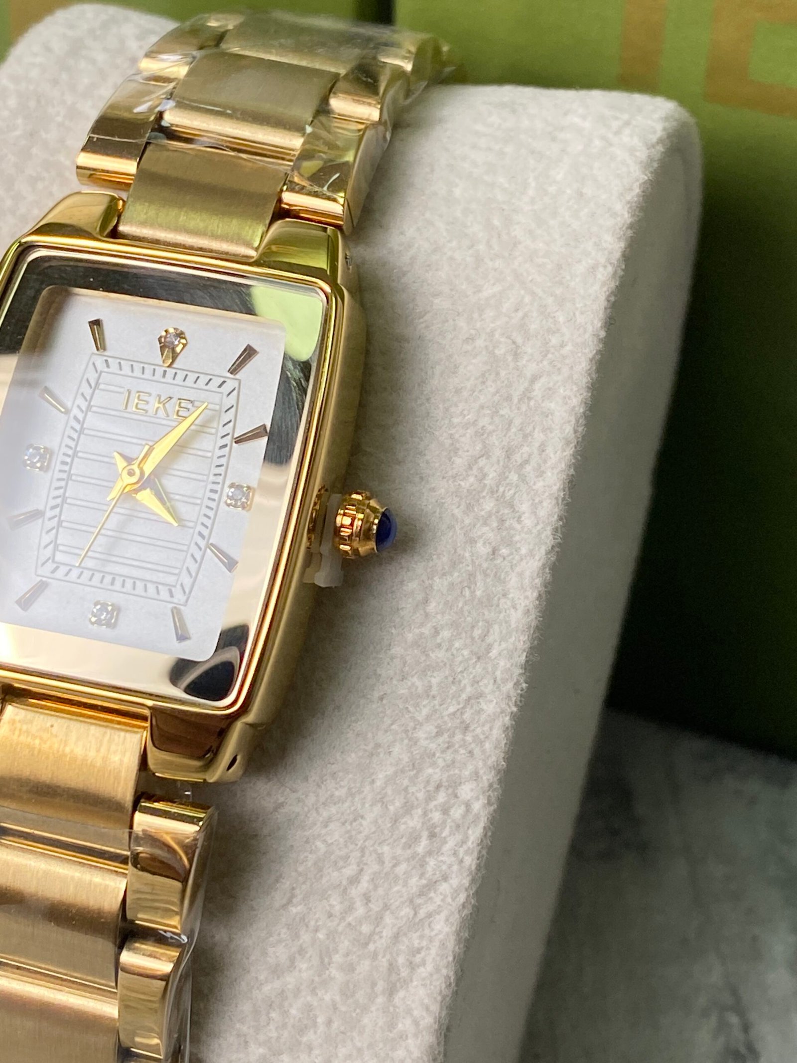 ساعة نسائية IEKE 715 براصلي ذهبي بخلفية بيضاء - الصورة 4