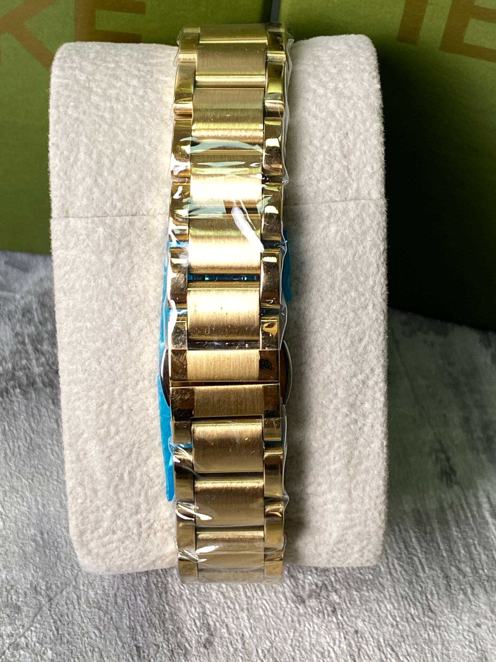 ساعة نسائية IEKE 715 براصلي ذهبي بخلفية بيضاء - الصورة 5