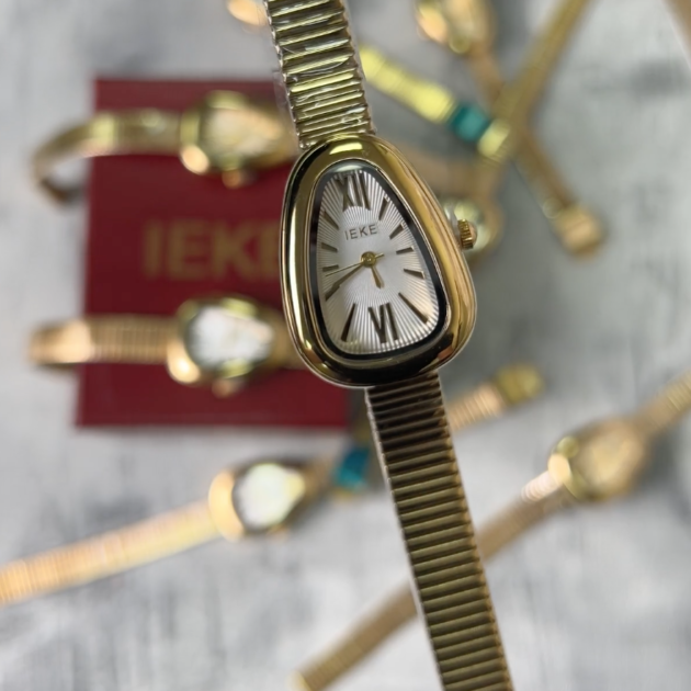 ساعة نسائية IEKE 88241 ذهبية بخلفية بيضاء