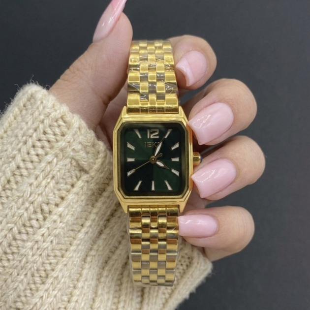IEKE 88102 براصلي ذهبي بخلفية خضراء