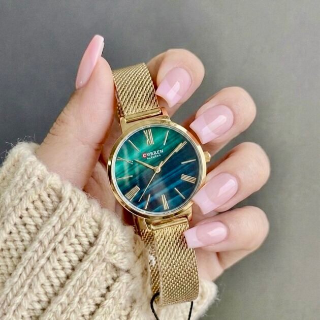 Curren 9076 براصلي ذهبي بخلفية خضراء